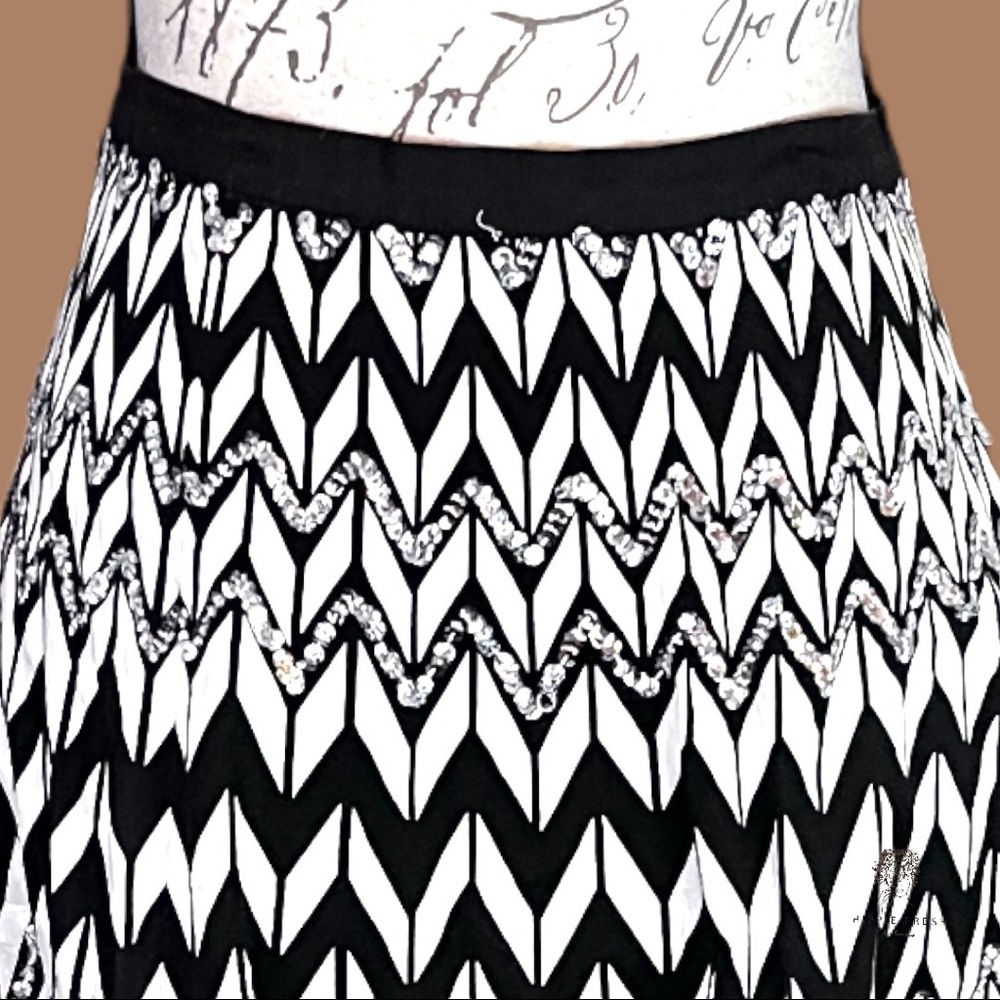BCBGMAXAZRIA Black, White Chevron Sequin Skirt Size L - Picture 2 of 9